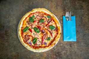 oben von wiev Italienisch Pizza mit Besteck auf Tabelle im Pizzeria. foto