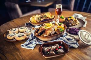 geröstet Weihnachten Ente rot Kohl Knödel Leber Entwurf Bier und gebacken Gebäck. foto