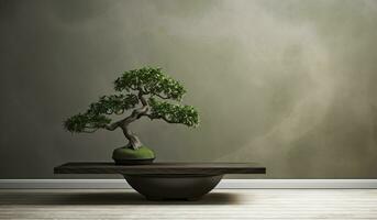 Bonsai Stehen im Topf auf hölzern Tabelle im leeren Zimmer, grau Hintergrund, Japanisch Stil foto