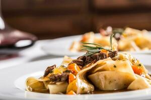 idalisch Pasta Pappardelle mit Rindfleisch Ragout auf Weiß Platte. foto