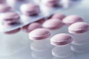 Tabletten Tablets Kapsel oder Medikament frei gelegt auf Glas Hintergrund. foto