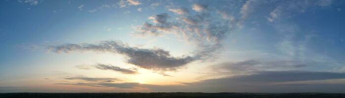 Beste hoch Winkel Aussicht von bunt Himmel und dramatisch Wolken während Sonnenuntergang im Sommer- 2023 Über britisch Stadt England, Vereinigtes Königreich. foto