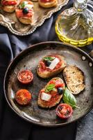 Bruschetta Toast mit Mozzarella Tomaten Oliven und Basilikum. foto