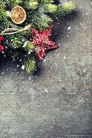 Weihnachten Star Fichte Geäst und Zapfen auf dunkel Tafel foto