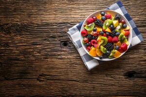 Obst frisch gemischt tropisch Obst Salat. Schüssel von gesund frisch Obst Salat - - ist gestorben und Fitness Konzept. foto