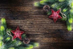 Weihnachten. Weihnachten Tanne Baum mit Star und Kiefer Kegel auf rustikal hölzern Tisch. schräg Komposition Rand foto
