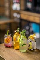 Limonaden. Limonaden mit frisch tropisch Obst und Gurke auf Bar Zähler im Kneipe oder Restaurant foto