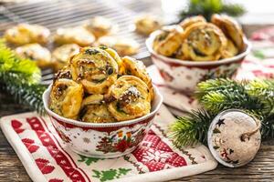 Weihnachten Bohnenkraut Gebäck, Mini Pizza Kuchen im ein typisch Weihnachten Gericht und festlich Dekorationen foto