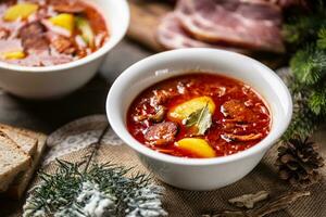 traditionell Weihnachten sauer Kohl Suppe mit Kartoffeln, Wurst, geräuchert Schweinefleisch und Pilze foto