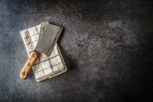 alt Fleisch Metzger auf dunkel Beton Tafel foto