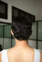 das schwarz Haar von ein asiatisch Mann von hinter foto