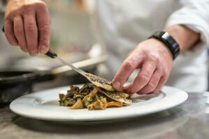 Koch Überzug Fisch auf Gemüse bekommen Essen bereit zum Portion foto