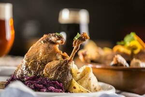 geröstet Weihnachten Ente Bein rot Kohl Knödel Leber Entwurf Bier und gebacken Gebäck foto