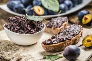 Frühstück von hausgemacht Pflaume Marmelade Brot und reif Pflaumen. foto