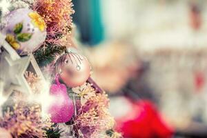 schön Weihnachten Baum Zuhause Restaurant Geschäft oder Hotel. elegant Weihnachten Baum im ein Einkaufen Einkaufszentrum foto