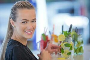 ein Kellnerin bereitet vor Obst Säfte im ein Restaurant oder Kneipe foto