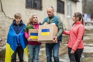 vysne Nemecke, Slowakei. März 30. 2022. ukrainisch Familie akzeptiert Kisten von humanitär Hilfe nach Russland angegriffen Ukraine Erstellen das Krise foto