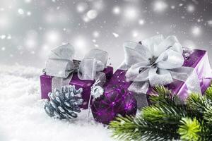 Weihnachten Luxus lila Geschenke im Schnee und abstrakt schneebedeckt Atmosphäre foto