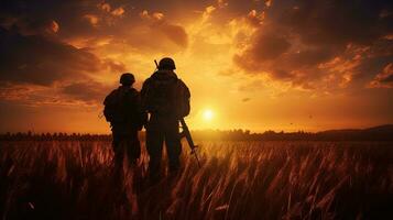 Paar von Soldaten beim Sonnenuntergang. Silhouette Konzept foto