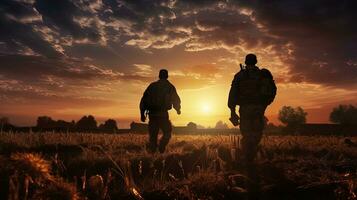 Paar von Soldaten beim Sonnenuntergang. Silhouette Konzept foto