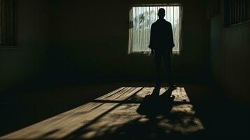 Person s Schatten Besetzung auf das Boden durch ein Zahl im Vorderseite von ein schmutzig Fenster. Silhouette Konzept foto