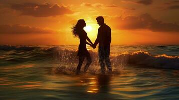 silhouettiert Paar beim Meer während Sonnenuntergang foto