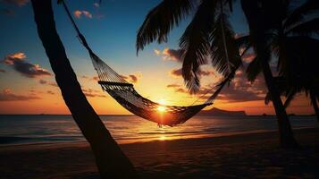 Herrlich Sonnenuntergang Über ein tropisch Strand mit Palme Bäume und ein Hängematte. Silhouette Konzept foto