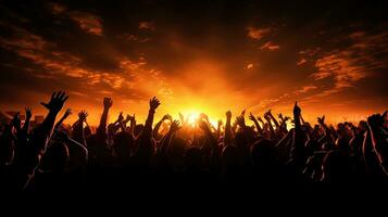 glücklich Menschen erziehen Hände beim ein Felsen Konzert silhouettiert foto