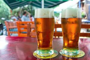 frisch getippt Bier im feucht Brille im lokal Kneipe foto