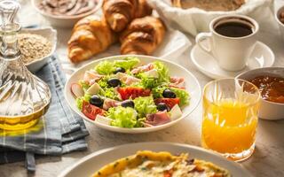 breit Sortiment von Essen und Getränke serviert zum Frühstück auf ein Tabelle foto