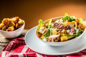 köstlich Salat Caesar mit gegrillt Hähnchen Brust Croutons Eier Speck Parmesan Käse und Grüner Salat mit Dressing foto