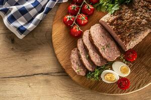 hausgemacht Boden Hackbraten mit Eier Tomaten Sellerie Kräuter und Thymian foto