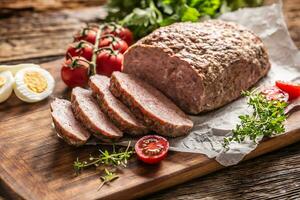 hausgemacht Boden Hackbraten mit Eier Tomaten Sellerie Kräuter und Thymian foto