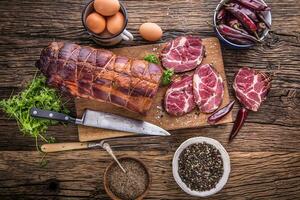 Schweinefleisch Fleisch.Schweinefleisch hacken geräuchert. traditionell geräuchert Fleisch auf Eiche hölzern Tabelle im andere Positionen foto