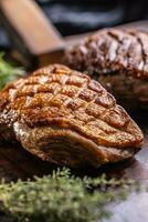 Ente Brust perfekt gebacken bis um golden braun auf Schneiden Tafel. foto