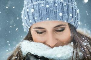 Porträt von jung schön Frau von seine Augen geschlossen im das Winter schneit foto
