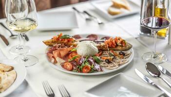 Italienisch Antipasti Vorspeise zum Mehr Menschen, mit verschiedene Typen von Essen alle auf einer Teller foto