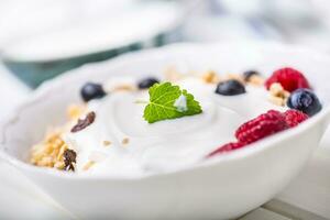 Müsli Joghurt und Beeren. gesund Frühstück mit Joghurt Granola und frisch Obst foto