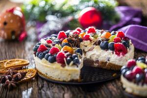 Käsekuchen mit frisch Obst Beeren Erdbeeren Himbeeren und Star Anis. Weihnachten Käsekuchen mit Weihnachten Dekoration foto