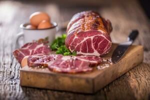 Schweinefleisch Fleisch.Schweinefleisch hacken geräuchert. traditionell geräuchert Fleisch auf Eiche hölzern Tabelle im andere Positionen foto