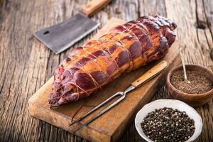 Schweinefleisch Fleisch.Schweinefleisch hacken geräuchert. traditionell geräuchert Fleisch auf Eiche hölzern Tabelle im andere Positionen. foto