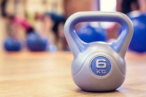 Fitness Ausrüstung. Kettlebell Hanteln Handtuch Wasser und Messung Band. foto