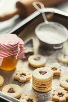 Weihnachten Linzer Süßigkeiten und Kekse Marmelade Zucker Pulver im gebacken schwenken foto