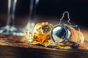 Kork und Metall Flasche Deckel auf hölzern Tisch. Champagner Kork Neu Jahr oder Geburtstag Feier foto