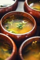 Miso Suppe japanisch traditionell Mahlzeit im hölzern Schalen foto