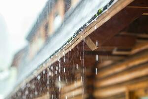 Platzregen im das Sommer- Sturm und Regen Tropfen auf das Dach foto