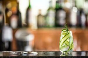 Gin Tonic Cocktail mit Gurke auf Bar Zähler im Welpe oder Restaurant foto