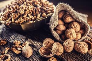 Nussbaum Kernel ganze Walnüsse im Sackleinen Sack und Jahrgang Schüssel foto