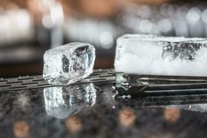 Eis Würfel beim Bartheke im Nacht Verein oder Restaurant foto