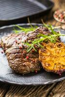 gegrillt Rindfleisch Rippe Auge Steak mit Knoblauch Rosmarin Salz- und Gewürze foto